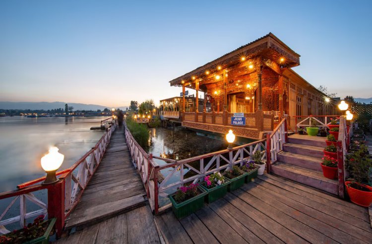 Experience Srinagar with a Deluxe Houseboat Stay